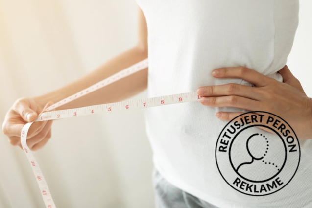 Person måler midjen for å vise framgang etter kroppsløft og fettsuging.